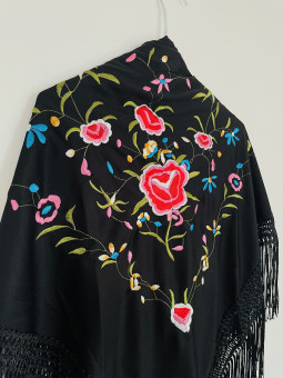 MANTONCILLO NEGRO BORDADO...